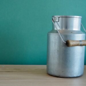 Pot à lait ancien en aluminium